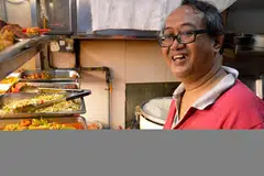 GERAI TURUN TEMURUN: Pemilik gerai Jauriah Nasi Padang, Encik Mohammad Noh Sulor, meneruskan gerai yang dimulakan ibunya di tempat letak kereta berdekatan Cuppage Road. Beliau sudah berniaga di Pusat Makanan Newton selama 40 tahun. - Foto SHAKIR SAIFUDDIN