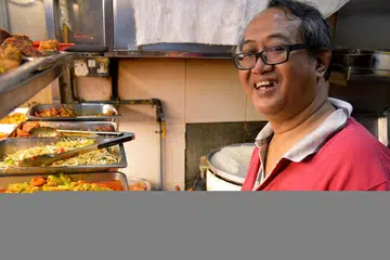 GERAI TURUN TEMURUN: Pemilik gerai Jauriah Nasi Padang, Encik Mohammad Noh Sulor, meneruskan gerai yang dimulakan ibunya di tempat letak kereta berdekatan Cuppage Road. Beliau sudah berniaga di Pusat Makanan Newton selama 40 tahun. - Foto SHAKIR SAIFUDDIN