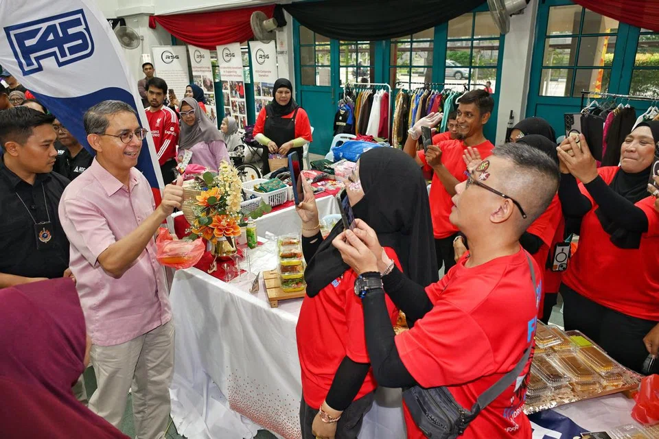Pemangku Menteri Bertanggungjawab bagi Ehwal Masyarakat Islam, Profesor Madya Dr Muhammad Faishal Ibrahim (dua dari kiri) memuji usaha bekas pesalah dalam menganjurkan ‘Fund the Fight Fiesta SG60’ dan menambah ia adalah isyarat yang sangat kuat dalam mengatasi cabaran yang dihadapi bekas pesalah untuk menyertai semula masyarakat. 