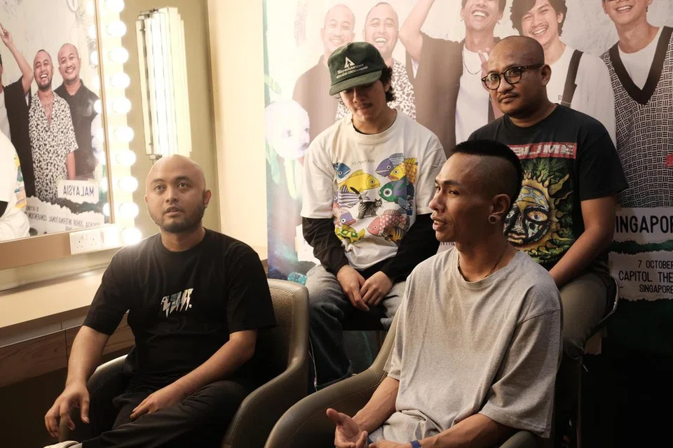 SUSAH SENANG BERSAMA: Anggota Fourtwnty, (ikut putaran jam, dari atas, kiri) Primanda Ridho, Ryan Maulana, Ari Lesmana, Nuwi dan Andi Armand (tiada dalam gambar), menceritakan perjalanan lebih sedekad sebagai sebuah kumpulan, sebelum konsert jelajah mereka di Capitol Theatre Sabtu lalu. 