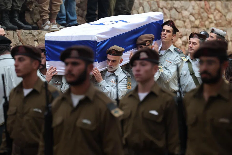 PENGHORMATAN TERAKHIR: Pengebumian komander tentera Israel, Leftenan Kolonel, Tomer Grinberg, yang terbunuh di utara Gaza dikebumi di tanah perkuburan tentera Mount Herzl di Baitulmakdis, pada 13 Disember.
