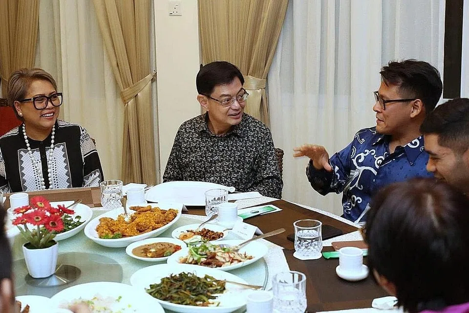BEKERJA DI BRUNEI: Encik Heng (tengah) beramah dengan Encik Melhan Adam (berbaju biru) yang merupakan warga Singapura yang kini memimpin Jabatan Bahasa Asia di Sekolah Antarabangsa Jerudong di Brunei. - Foto MCI 