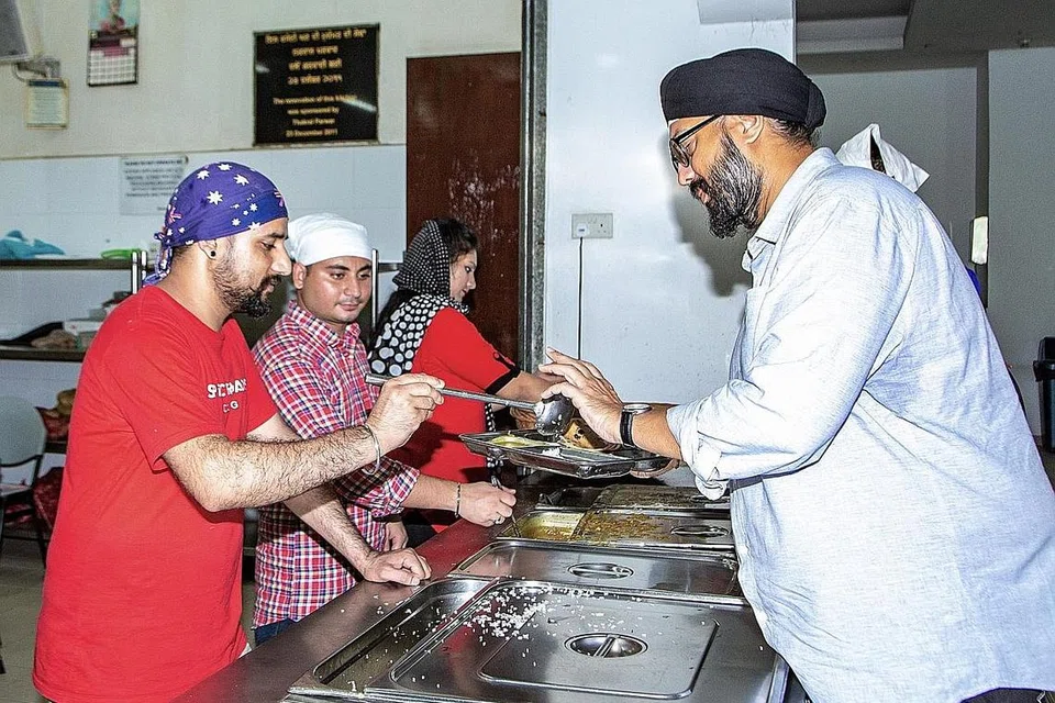 PERSEDIAAN AWAL: Setiausaha Lembaga Penasihat Masyarakat Sikh (SAB), Encik Malminderjit Singh (kanan), berkata sekumpulan wakil daripada kuil gurdwara telah menyertai seminar melawan keganasan dan satu pelan persediaan kecemasan yang menyeluruh untuk gurdwara telah dilakarkan dalam usaha membuat persediaan krisis. - Foto BM oleh ZALEHA ABDUL KADER