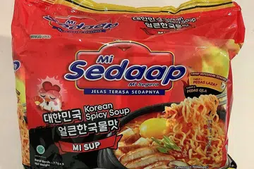 DITARIK BALIK: Mi segera Korean Spicy Chicken adalah satu daripada dua produk yang ditarik balik kerana kehadiran etilena oksida, satu bahan racun perosak. - Foto SFA