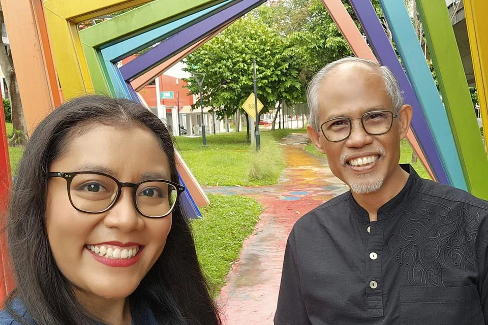 Wartawan BH, Irma Kamarudin, bergambar dengan Encik Masagos di arca berwarna-warni di Tampines Community Spine, dekat blok 158 Tampines Street 12 - antara lokasi paling ‘Instagrammable’ di Tampines - di akhir sesi wawancara.