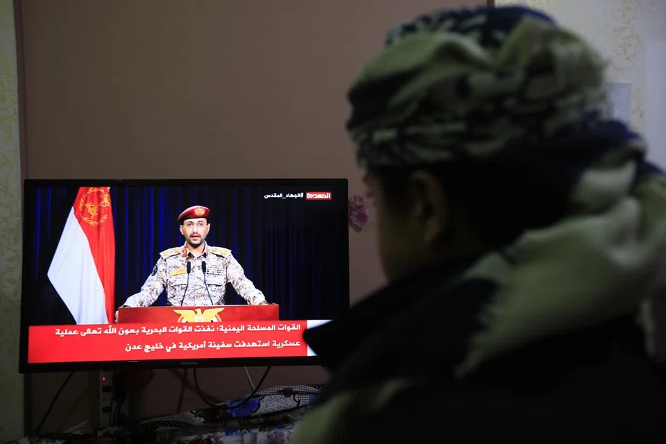 TINDAK BALAS: Seseorang menonton kenyataan TV oleh jurucakap tentera Houthi Encik Yahya Sarea, berikutan serangan peluru berpandu baharu ke atas kapal milik AS di Teluk Aden, di Sana’a, Yaman, pada 15 Januari 2024.