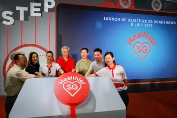 PAMERAN SG LEBIH SIHAT: Perdana Menteri, Encik Lee Hsien Loong (tengah); Menteri Kesihatan, Encik Ong Ye Kung (tiga dari kanan) bersama penasihat akar umbi GRC Ang Mo Kio, serta SMC Yio Chu Kang dan Kebun Baru semasa melancarkan pameran, SG Lebih Sihat pada Sabtu di Taman Bishan-Ang Mo Kio.