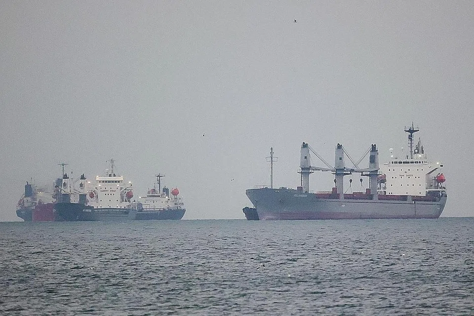 BEKALAN BIJIRIN: Beberapa kapal yang membawa bekalan bijirin di bawah Inisiatif Bijirin Laut Hitam PBB kelihatan menunggu giliran untuk diperiksa di selatan Istanbul, Turkey, pada 12 Mei 2023. - Foto REUTERS
