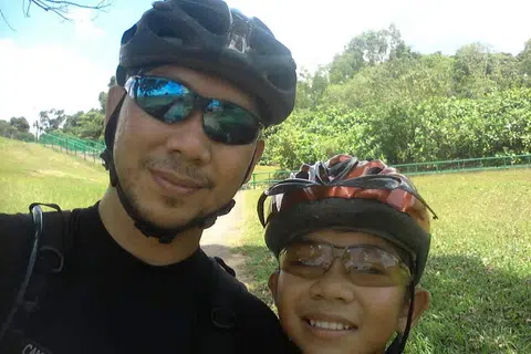 Dari kayuhan pertama ke perlumbaan besar, atlet lumba basikal Singapura, Arfan Faisal, kekal mendapat sokongan daripada keluarga dan bapanya, Encik Faisal Meskam (kiri). 