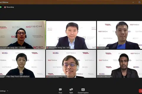 PANELIS: (Dari kiri, atas) Moderator dan Naib Ketua Pertama, SGTech, Encik Andy Sim; Encik Chee Hong Tat; Ketua Pegawai Eksekutif dan pengasas bersama, Eezee.sg; (kiri, bawah) Cik Dorothy Nah, Pengurus Besar Hiap Giap Food Manufacture; Encik Peter Ong, pengerusi ESG dan Encik Vikraman Ilango, pengasas dan Ketua Pegawai Eksekutif SELLinALL, sewaktu sesi perbincangan webinar semalam. - Foto IMDA