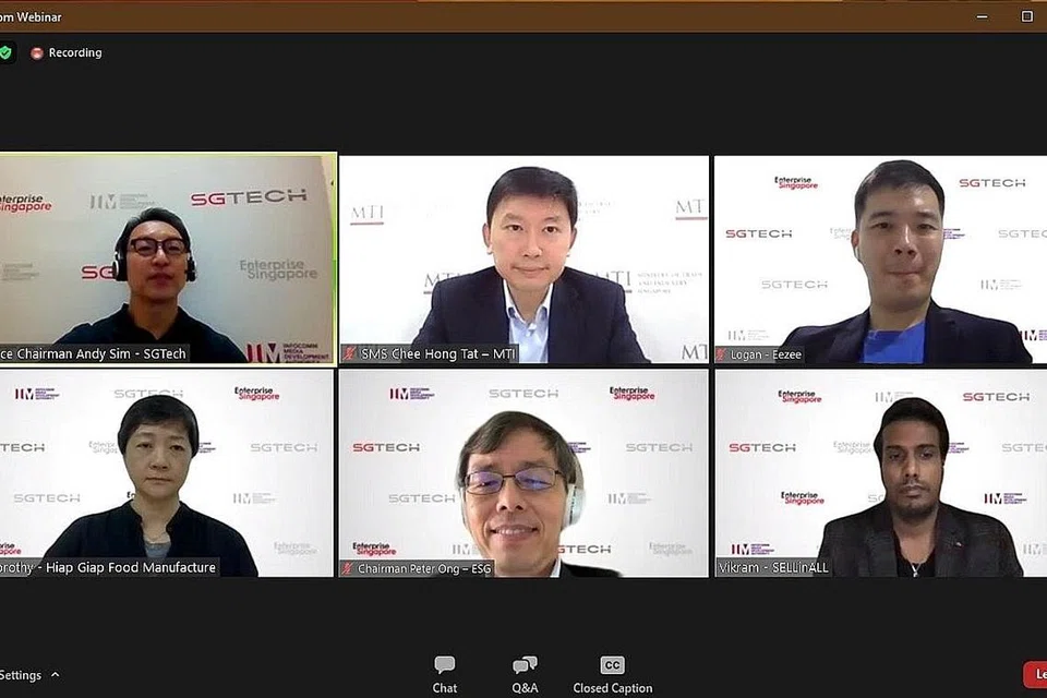 PANELIS: (Dari kiri, atas) Moderator dan Naib Ketua Pertama, SGTech, Encik Andy Sim; Encik Chee Hong Tat; Ketua Pegawai Eksekutif dan pengasas bersama, Eezee.sg; (kiri, bawah) Cik Dorothy Nah, Pengurus Besar Hiap Giap Food Manufacture; Encik Peter Ong, pengerusi ESG dan Encik Vikraman Ilango, pengasas dan Ketua Pegawai Eksekutif SELLinALL, sewaktu sesi perbincangan webinar semalam. - Foto IMDA