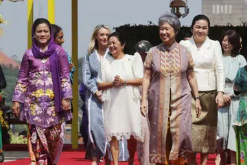 ANGGUN BERBATIK: Isteri Presiden Indonesia, Encik Joko ‘Jokowi’ Widodo, Cik Iriana Joko Widodo, bersama isteri-isteri pemimpin Asean lain termasuk isteri Perdana Menteri Lee Hsien Loong, Cik Ho Ching (depan, kanan) turut mengenakan baju bermotif batik semasa di Jakarta.