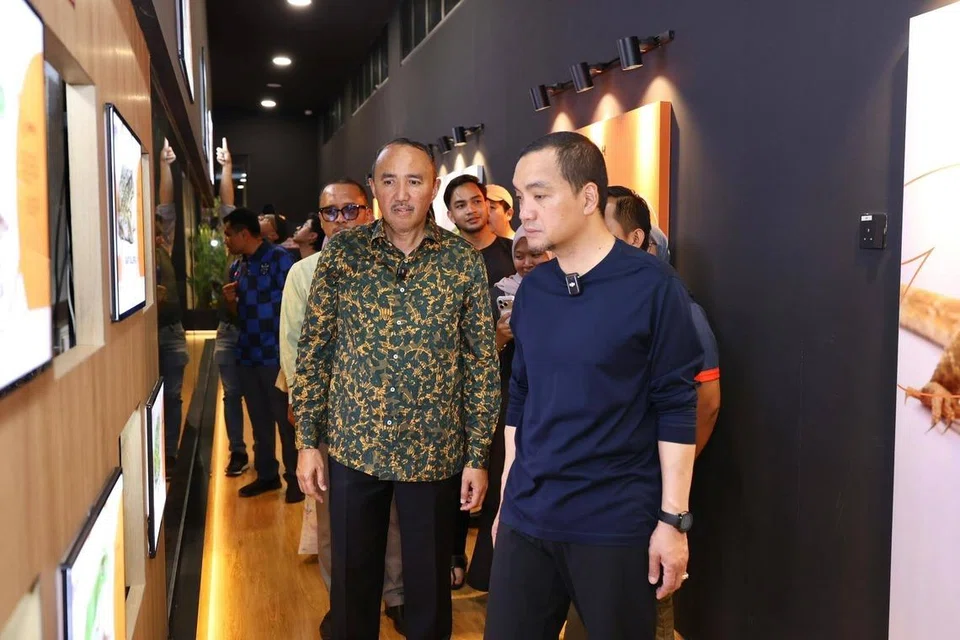 Menteri Besar Johor, Datuk Onn Hafiz Ghazi (kanan), bersama Pengerusi Jawatankuasa Perumahan dan Kerajaan Tempatan Johor, Datuk Mohd Jafni Md Shukor (kiri), ketika mengadakan lawatan ke Zoo Malam Johor.