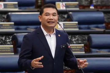 TAMBAH BAIK DASAR: Menteri Ekonomi Malaysia, Encik Rafizi Ramli, menjelaskan kerajaan akan melaksanakan Dasar Gaji Progresif sebagaimana di Singapura, bagi meningkatkan produktiviti dalam pasaran buruh negara. 