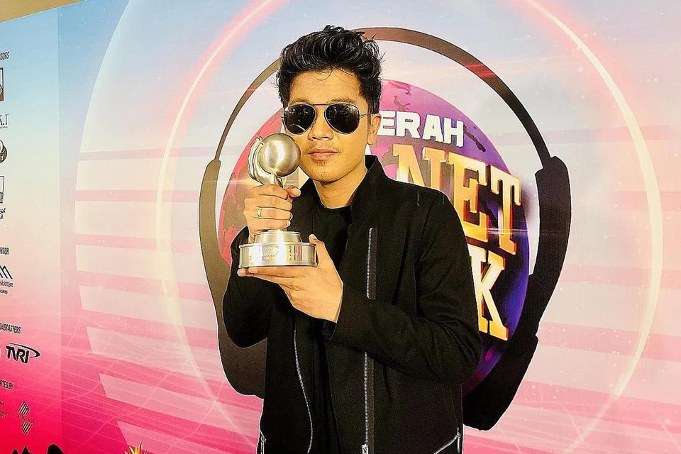 TERIMA KASIH KERANA PERCAYA LAGI: Haqiem Rusli ingin terus menjana karya positif selepas akur beliau banyak buat kesilapan yang menjejas kepercayaan rakan artis lain, peminat dan label rakaman terhadap potensi dirinya. - Foto BM oleh HARYANI ISMAIL