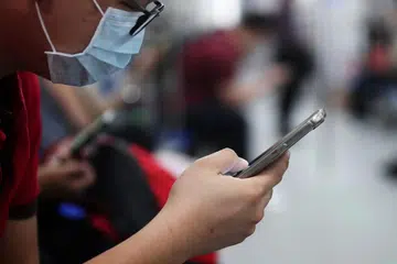 LEBIH PANTAS: Rangkaian 5G Singtel kini meliputi lebih 1,300 lokasi luar dan memberikan signal di lebih 400 bangunan dan terowong kereta api. - Foto fail