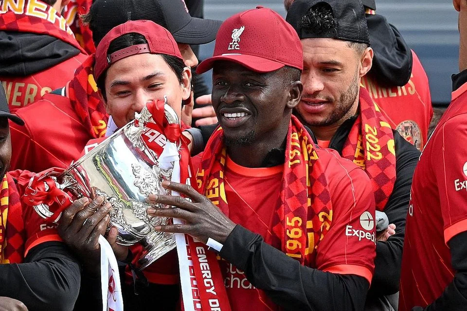 CABARAN BARU DAN TINGGAL KENANGAN: Mane akan hadapi cabaran berbeza di Bundesliga selepas berpindah ke Bayern Munich. Mane merayakan buat kali terakhir kemenangan dengan Liverpool, merangkul Piala FA dan Piala Liga musim lalu. - Foto-foto AFP