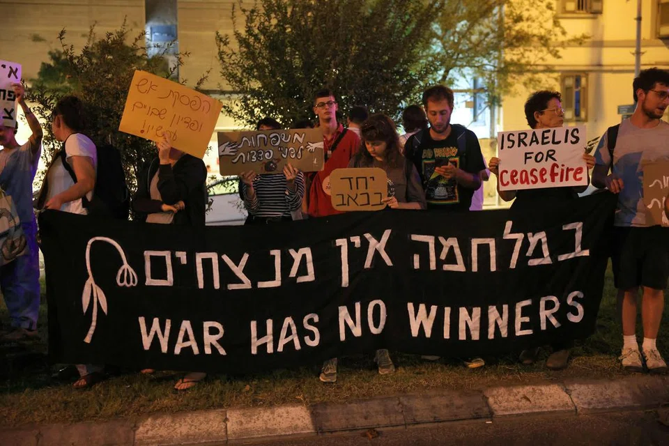 HENTIKAN PEPERANGAN: Peserta yang terlibat dalam tunjuk perasaan yang diadakan dekat Kementerian Pertahanan Israel di Tel Aviv menuntut pembebasan tebusan dan gencatan senjata dalam peperangan Israel-Hamas.