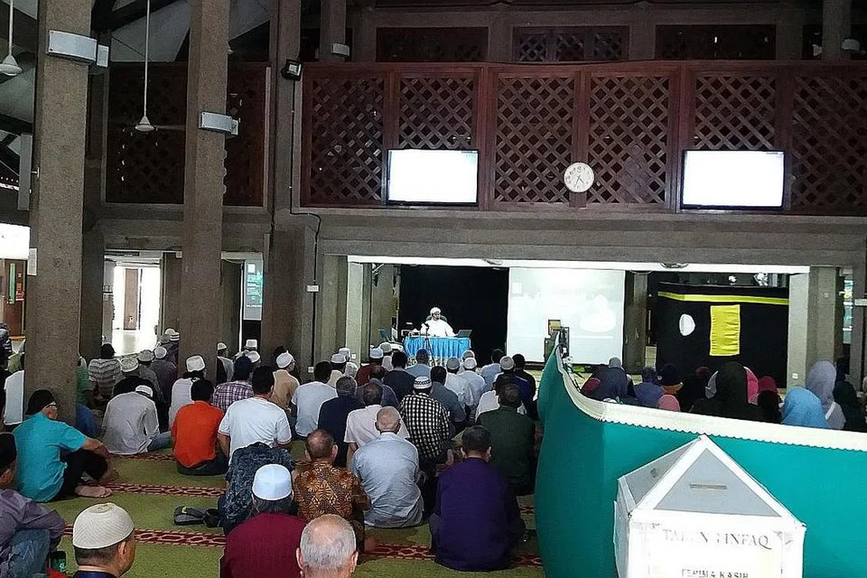 PANDUAN SEBELUM BERANGKAT: Sebahagian jemaah yang bakal berangkat antara 4 Ogos hingga 15 Ogos mengikuti kursus manasik terakhir di Masjid Darul Aman, sebelum berangkat menunaikan haji. - Foto BM oleh ISMAIL ALI
