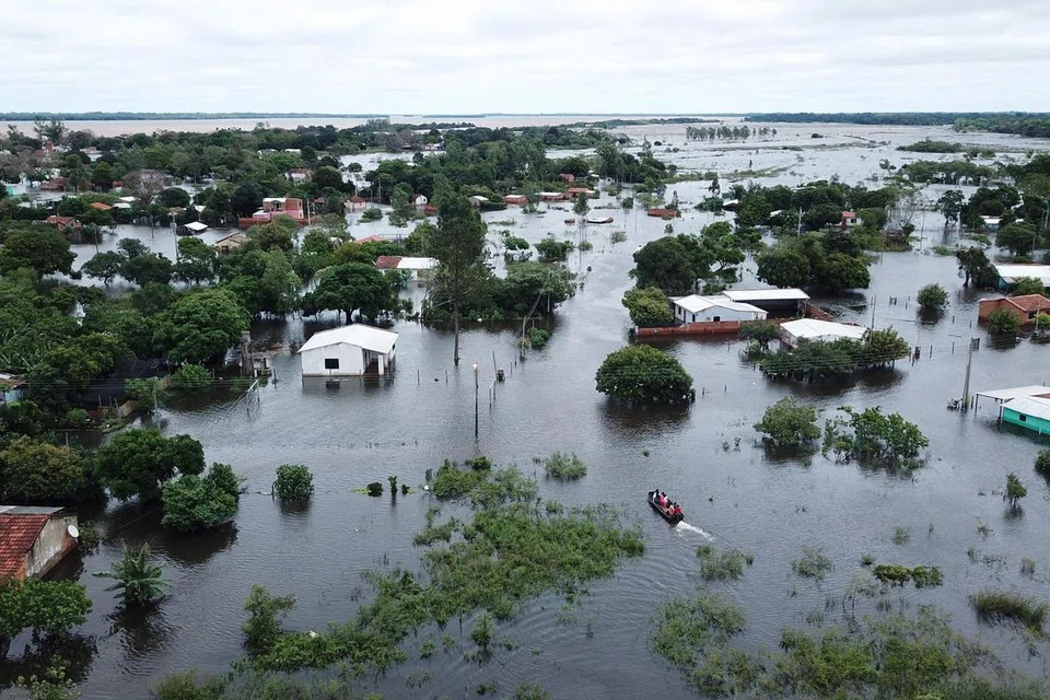 BANJIR: Gambar banjir yang diambil di Ayolas, 300 kilometer ke selatan Asuncion, Paraguay. Pada 2023, tragedi berkaitan iklim telah menyebabkan malapetaka di seluruh dunia dan kebimbangan telah meningkat tentang pencairan salji yang lebih cepat. 