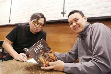 KISAH SEJARAH DALAM BENTUK KOMIK: Encik Zaki Ragman (kiri) dan Encik Danny Jalil berharap buku komik kisah hidup Leftenan Adnan dapat menarik minat lebih ramai anak muda membacanya. - Foto-foto FAKHRURADZI ISMAIL