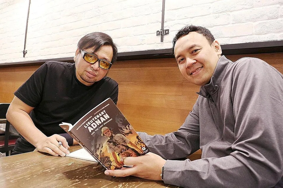 KISAH SEJARAH DALAM BENTUK KOMIK: Encik Zaki Ragman (kiri) dan Encik Danny Jalil berharap buku komik kisah hidup Leftenan Adnan dapat menarik minat lebih ramai anak muda membacanya. - Foto-foto FAKHRURADZI ISMAIL