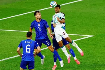 Pemain pengganti Portugal, Goncalo Ramos (kanan), menjaringkan gol kemenangan untuk Portugal pada waktu kecederaan.