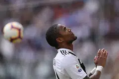 MENANGGUNG PADAH: Costa diarah keluar padang pada babak terakhir perlawanan selepas dilayang kad merah atas kesalahannya meludah muka Federico Di Francesco, sewaktu kemenangan 2-1 Juventus keatas Sassuolo.