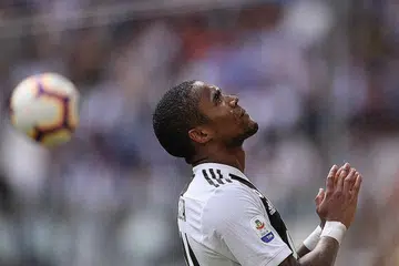 MENANGGUNG PADAH: Costa diarah keluar padang pada babak terakhir perlawanan selepas dilayang kad merah atas kesalahannya meludah muka Federico Di Francesco, sewaktu kemenangan 2-1 Juventus keatas Sassuolo.
