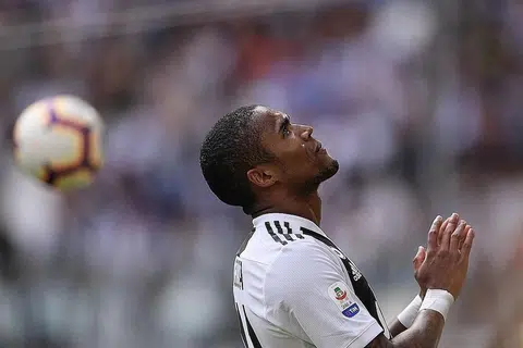 MENANGGUNG PADAH: Costa diarah keluar padang pada babak terakhir perlawanan selepas dilayang kad merah atas kesalahannya meludah muka Federico Di Francesco, sewaktu kemenangan 2-1 Juventus keatas Sassuolo.