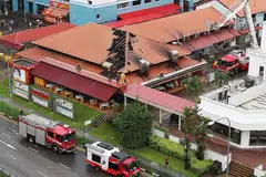 PADAM KEBAKARAN: Pegawai SCDF memadam api dari bumbung di Blok 964 Jurong West Street 91 semalam. - Foto BH oleh GAVIN FOO