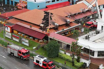 PADAM KEBAKARAN: Pegawai SCDF memadam api dari bumbung di Blok 964 Jurong West Street 91 semalam. - Foto BH oleh GAVIN FOO