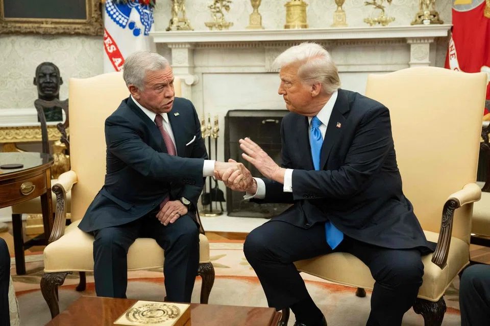 Presiden Donald Trump (kanan) dalam pertemuan di Pejabat Meja Mundar, Rumah Putih pada 11 Februari mendesak Raja Abdullah dari Jordan agar menerima rakyat Palestin yang akan dipindahkan secara kekal di bawah rancangannya untuk mengambil alih Gaza, walaupun Jordan menentang keras langkah itu. 