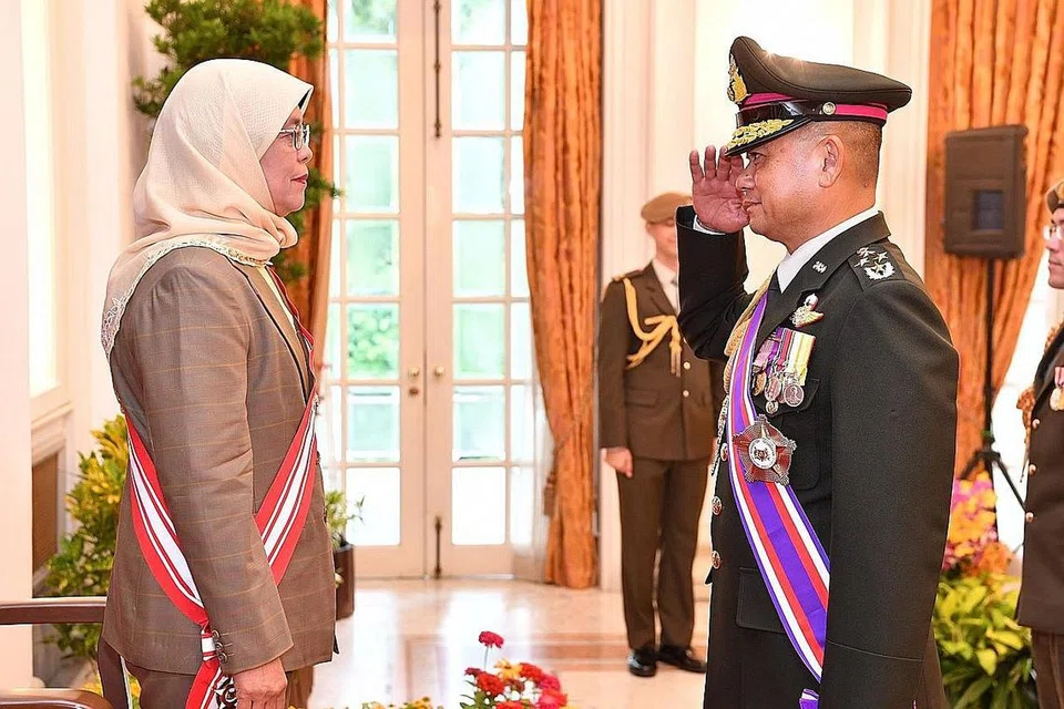 IKTIRAF SUMBANGAN: Presiden Halimah Yacob sampaikan anugerah tentera tertinggi Singapura Darjah Utama Bakti Cemerlang (Tentera) kepada Panglima Pasukan Pertahanan Thailand, Jeneral Tarnchaiyan Srisuwan di Istana semalam. - Foto MINDEF