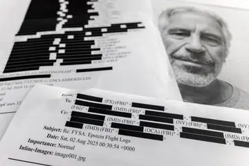 Salinan bercetak fail Jeffrey Epstein di Miami, Florida, pada 10 Februari 2026. Menurut pertuduhan rasmi dan rekod mahkamah yang didedahkan di bawah Akta Ketelusan Fail Epstein, Epstein mengatur operasi pemerdagangan seks melibatkan kanak-kanak bawah umur dengan menggunakan kekayaan serta kedudukan sosialnya untuk mengeksploitasi mangsa selama beberapa dekad.