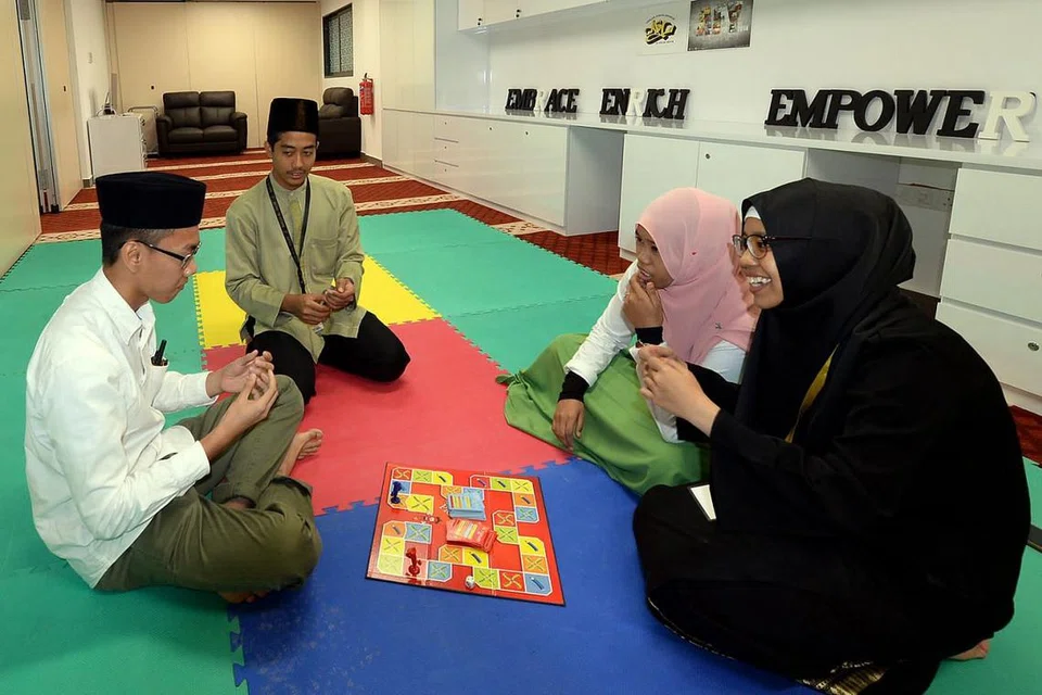 ISTIMEWA BUAT BELIA: Golongan belia di Masjid Al-Falah kini berpeluang duduk bersantai dalam persekitaran lebih selesa di dalam bilik khas yang dikhususkan buat mereka. Bilik di aras kedua ini boleh memuatkan antara 25 dengan 30 orang belia bagi membolehkan mereka duduk berbincang dan menjalankan pelbagai kegiatan.