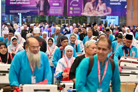 Jemaah Singapura yang mengikuti Hahnemann Travel & Tours di Terminal 3 Lapangan Terbang Changi pada 13 Mei.