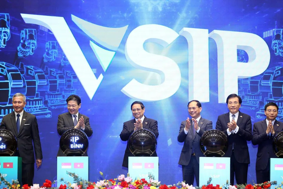 Perdana Menteri, Encik Lawrence Wong (dua dari kiri), dan rakan sejawatnya dari Vietnam, Encik Pham Minh Chinh (tiga dari kiri), di majlis pecah tanah maya bagi Taman Perindustrian Vietnam-Singapura (VSIP) di wilayah Thai Binh pada 26 Mac. Turut hadir ialah Menteri Ehwal Luar, Dr Vivian Balakrishnan (kiri).