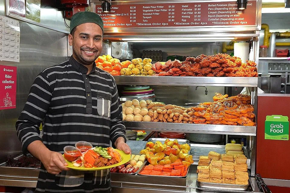JAMAH KUAH SEBELUM MULA JUALAN: Itulah yang dilakukan Encik Abdus Salam Akbar Ali sebelum buka kedai makannya, Ministry of Rojak, di Northpoint City. Ia harus sedikit masam, tidak terlalu manis dan tidak terlampau pedas. - Foto BM oleh KELLY HUI