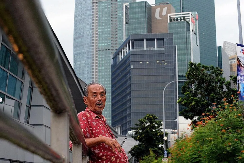 SUMBANGAN BAWA KEJAYAAN: Encik Mahmud Awang antara mereka yang membantu NTUC berjaya pada detik-detik awal permulaannya. - Foto fail