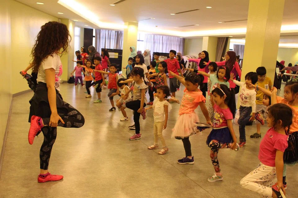 DIPELAWA IKUT SERTA: Peserta yang hadir dipelawa melakukan senaman kecergasan bersama jurulatih kecergasan. - Foto TAUFIK A. KADER