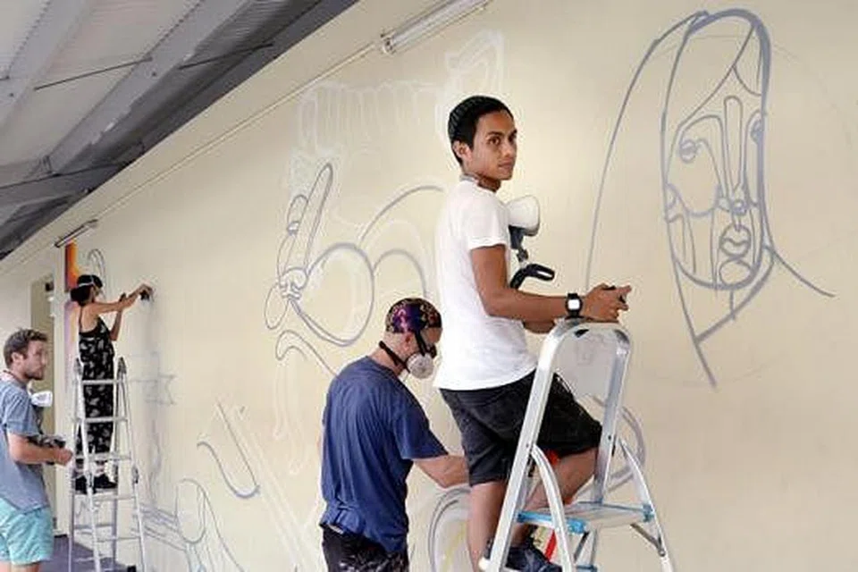 GABUNGAN BAKAT: Encik Zul Othman (kanan) bekerjasama dengan artis jalanan terkenal, seperti (bermula dua dari kanan) The YOK, George dan Sheryo. - Foto JOHARI RAHMAT