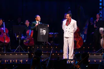 Gaya dan suara Fadhli Ramlee (kanan) yang persis P. Ramlee seakan bercerita tentang kehidupannya, manakala Julian Wong (kiri) persembahkan susunan muzik barunya untuk menghormati seniman agung itu. 