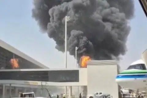 Asap tebal dan api kelihatan menjulang dari Lapangan Terbang Antarabangsa King Khalid di Riyadh, Arab Saudi, pada 8 Oktober 2026, susulan serangan yang didakwa dilakukan kumpulan Houthi yang disokong Iran di Yemen. Singapura mengutuk serangan terhadap prasarana penerbangan awam Arab Saudi yang mengakibatkan kematian dan kecederaan dalam kalangan orang awam, sambil menegaskan bahawa tindakan sedemikian tidak boleh diterima atau dibenarkan atas apa jua alasan