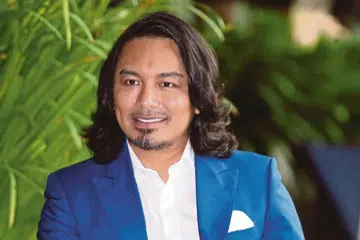 SYUKURI PEMINAT PELBAGAI USIA: Anuar Zain tersentuh apabila anak muda juga mampu menghayati lagunya dengan baik.