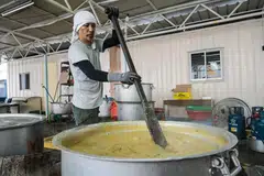 Tradisi memasak bubur masjid dan beriani dam resipi mantan pengerusi Masjid Khalid, Allahyarham Alla’udin Mohamed diteruskan. Sukarelawan masjid itu dan Hab Perkhidmatan Masyarakat Mawar (MCS) menyediakan hidangan tersebut di MCS, yang terletak di 69A Onan Road. (Gambar sisipan) Pengerusi Masjid Khalid, Dr Mohamed Ariffin Mohamed Kawaja Kamaludin. 
