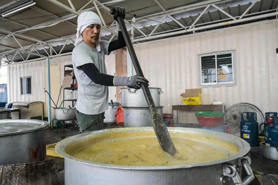 Tradisi memasak bubur masjid dan beriani dam resipi mantan pengerusi Masjid Khalid, Allahyarham Alla’udin Mohamed diteruskan. Sukarelawan masjid itu dan Hab Perkhidmatan Masyarakat Mawar (MCS) menyediakan hidangan tersebut di MCS, yang terletak di 69A Onan Road. (Gambar sisipan) Pengerusi Masjid Khalid, Dr Mohamed Ariffin Mohamed Kawaja Kamaludin. 
