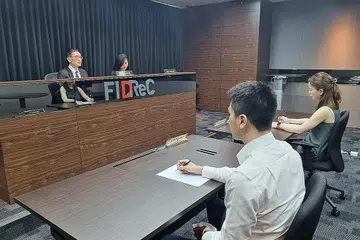 CARI HURAIAN: Pusat Huraian Pertikaian Industri Kewangan (FIDReC) membantu pengguna mencari huraian menerusi proses pengantaraan dan adjudikasi bagi mengatasi pertikaian yang berlaku dengan institusi kewangan. Foto menunjukkan proses adjudikasi yang dijalankan FIDReC. - Foto hiasan oleh FIDReC