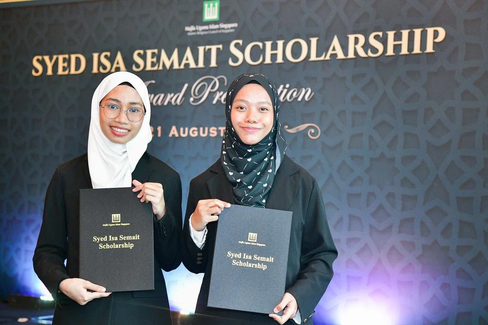 DIIKTIRAF ANUGERAH: Cik Haninah Rehan (kiri) dan Cik Siti Nur Fatimah Abdul Rashid (kanan) bergambar di majlis penyampaian Biasiswa Syed Isa Semait pada Isnin.