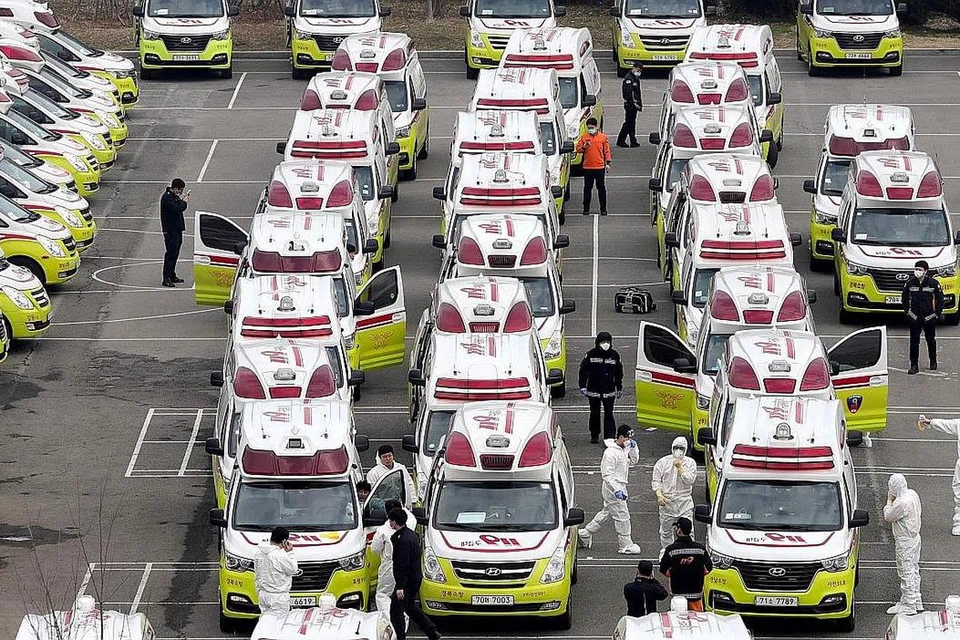 DAEGU, KOREA SELATAN: Deretan ambulans berserta paramedik yang lengkap berpakaian pelindung dipersiap bagi membawa pesakit yang dijangkiti koronavirus di Daegu, Korea Selatan, di mana Presiden Moon Jae-In berkata pemerintah akan melakukan apa sahaja demi mengekang penularannya. - Foto AFP